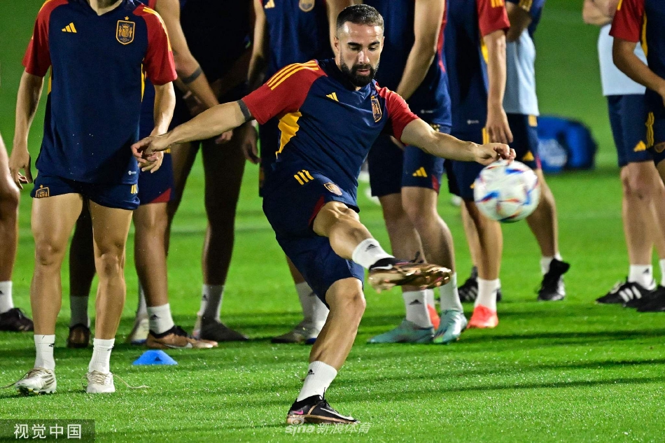 [世界杯]西班牙队训练备战 卡瓦哈尔秀脚法