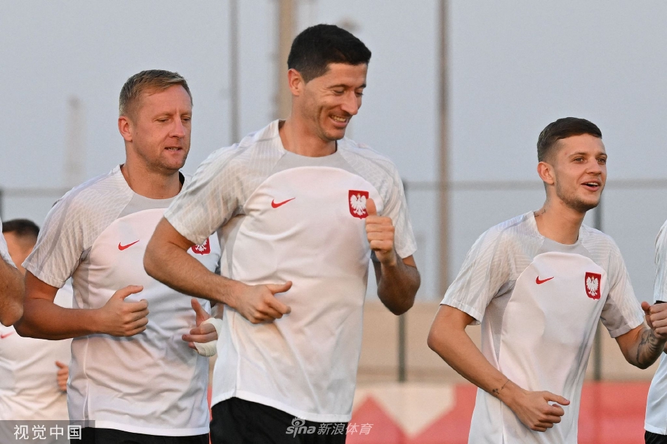 [世界杯]波兰训练备战 莱万面带笑容
