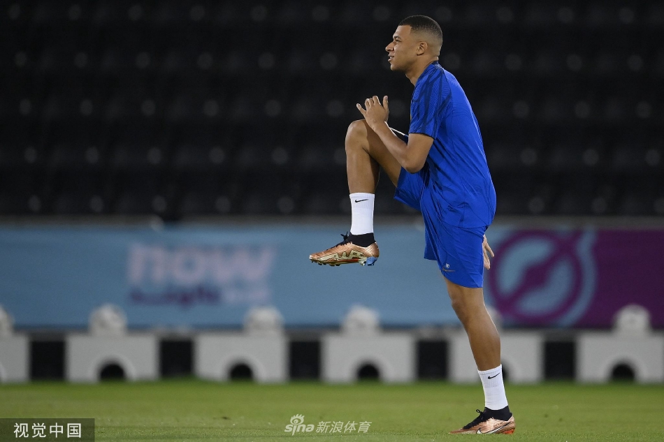 [世界杯]法国队训练备战 姆巴佩热身高抬腿