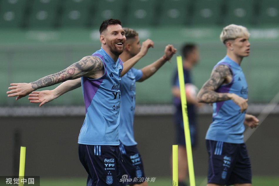 阿根廷队备战足球友谊赛 梅西状态轻松面带笑容