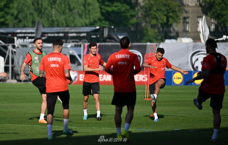 土耳其队备战训练欧洲杯预选赛