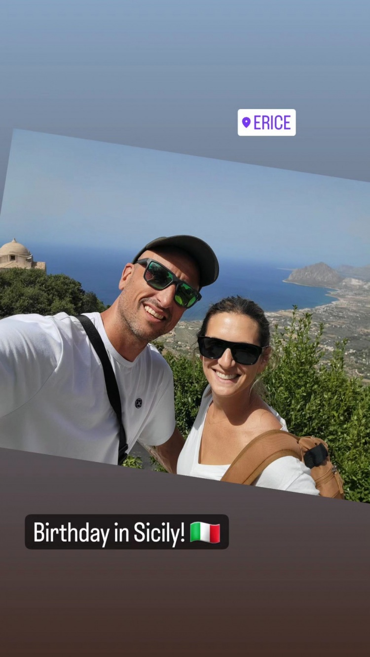 “妖刀”吉诺比利晒与妻儿旅行照：在西西里岛庆祝我们的生日