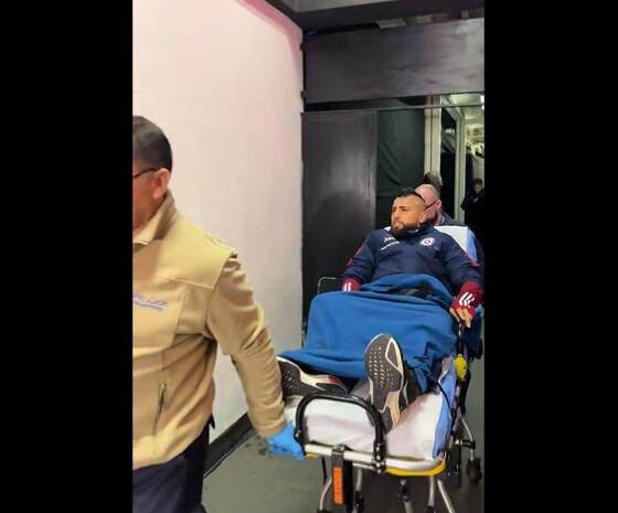 外媒：对哥伦比亚比达尔带伤上阵，赛后被送往医院接受检查